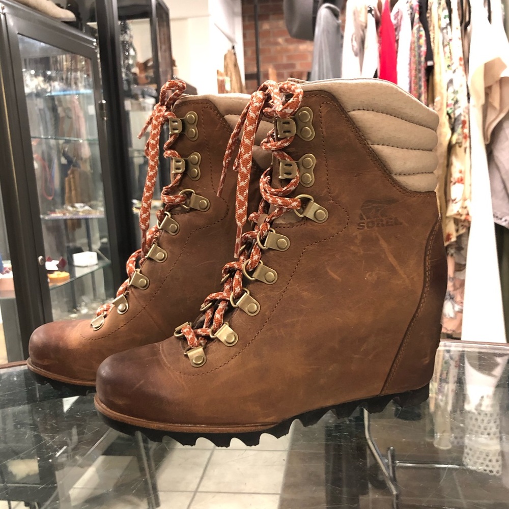 Sorel Conquest Leather Wedge lace up boots booties size 7